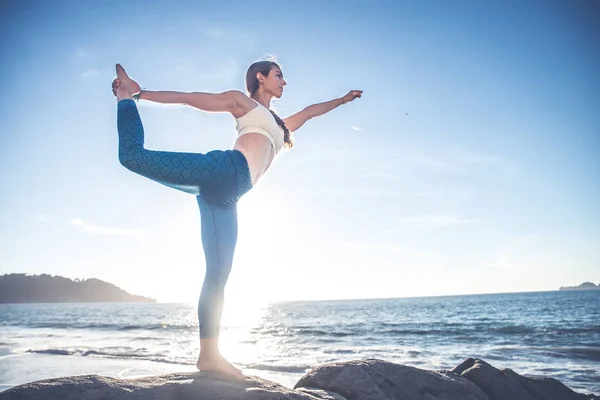 Sahilde kadın pratik yoga — Stok fotoğraf