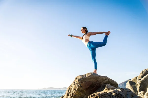 Vrouw praktizerende yoga op het strand — Stockfoto