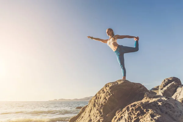 Frau praktiziert Yoga am Strand — Stockfoto