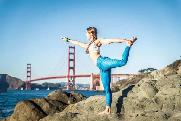 Sahilde kadın pratik yoga 