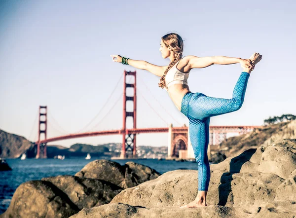 Vrouw praktizerende yoga op het strand — Stockfoto