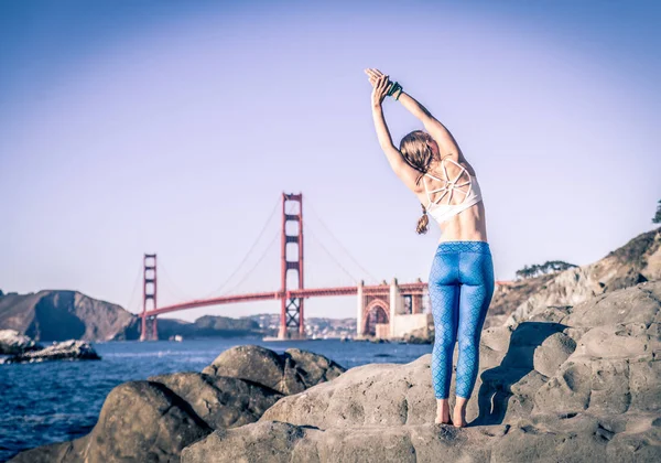 Mulher praticando Yoga na praia — Fotografia de Stock