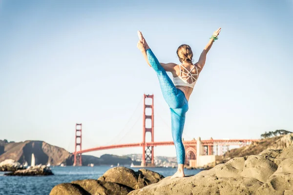 Vrouw praktizerende yoga op het strand — Stockfoto