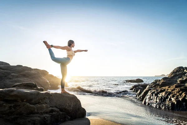 Sahilde kadın pratik yoga 