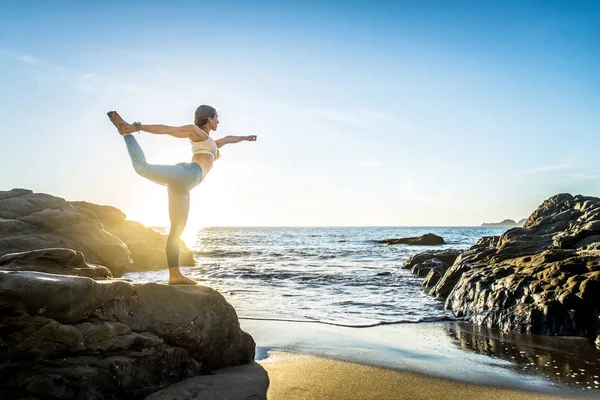 Жінка практикує йогу на пляжі — стокове фото