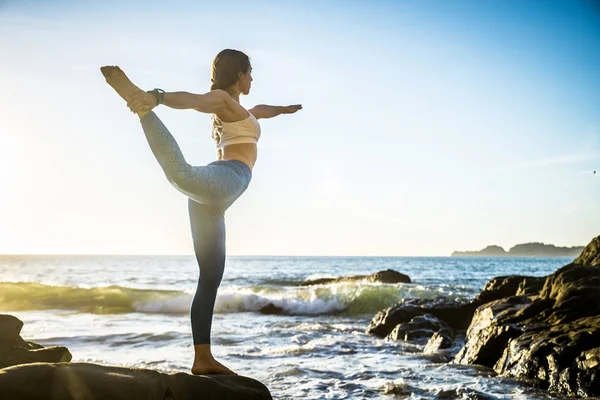 Mujer practicando Yoga en la playa —  Fotos de Stock