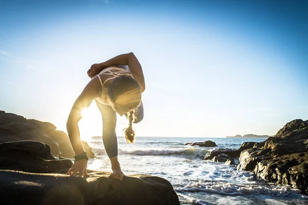 女人练习瑜伽上海滩 — 图库照片