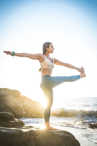 Mujer practicando Yoga en la playa —  Fotos de Stock