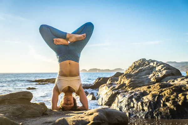 Frau praktiziert Yoga am Strand — Stockfoto