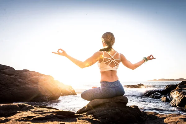 Kobieta praktykowania jogi na plaży — Zdjęcie stockowe