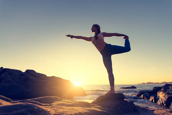 Femme pratiquant le Yoga sur la plage — Photo