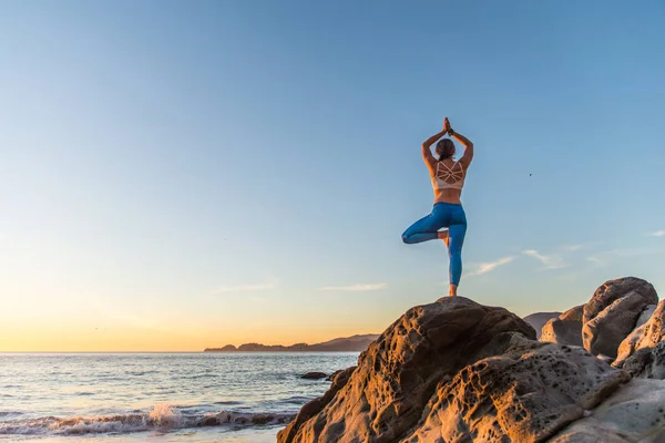 Mujer practicando Yoga en la playa —  Fotos de Stock