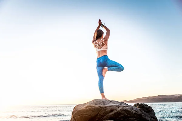 Frau praktiziert Yoga am Strand — Stockfoto