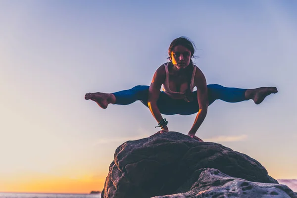 Vrouw praktizerende yoga op het strand — Stockfoto