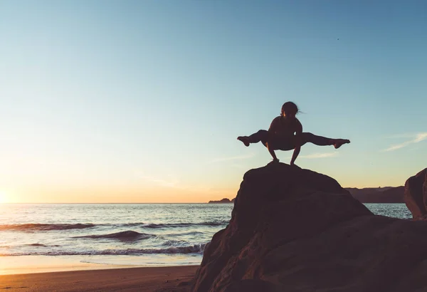 Mujer practicando Yoga en la playa —  Fotos de Stock