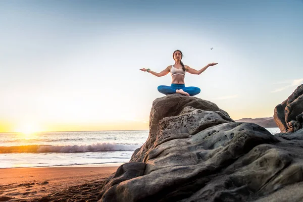 Donna che pratica Yoga sulla spiaggia — Foto Stock