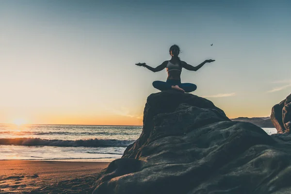 Жінка практикує йогу на пляжі — стокове фото