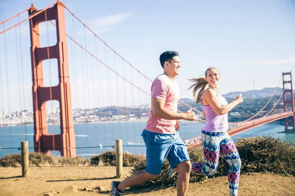 Ζευγάρι τρέχει στο Σαν Φρανσίσκο — Φωτογραφία Αρχείου