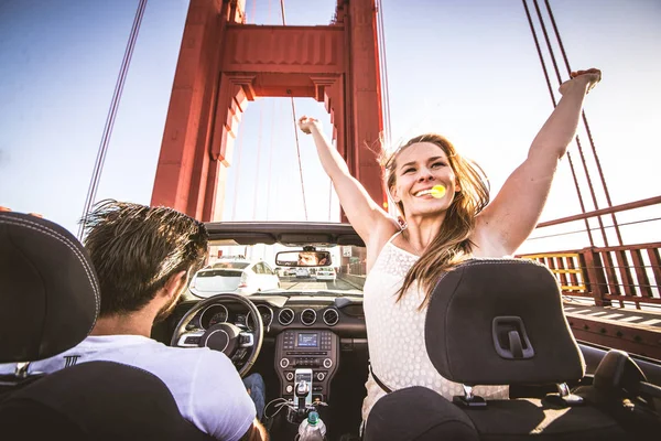 Pareja conduciendo en San Francisco — Foto de Stock