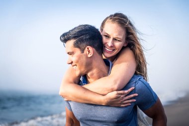 Sahilde güzel genç Çift 