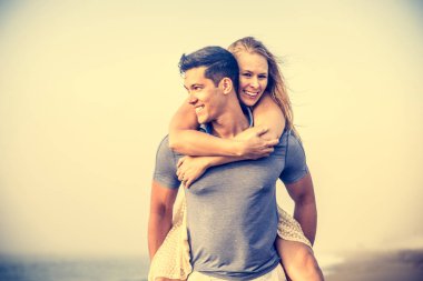 Sahilde güzel genç Çift 