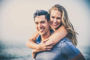 Sahilde güzel genç Çift 