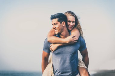 Sahilde güzel genç Çift 