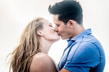 Sahilde güzel genç Çift 