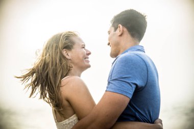 Sahilde güzel genç Çift 