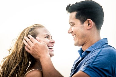 Sahilde güzel genç Çift 