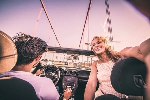 Pareja conduciendo en San Francisco — Foto de Stock