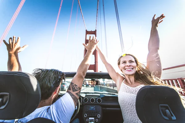 Paar fährt in San Francisco Auto — Stockfoto