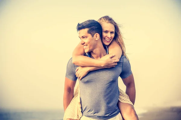 Belo jovem casal na praia — Fotografia de Stock