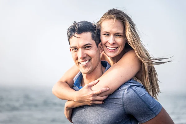 Schönes junges Paar am Strand — Stockfoto