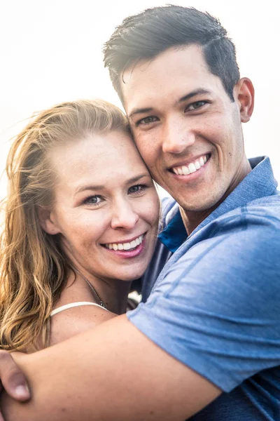 Sahilde güzel genç Çift 