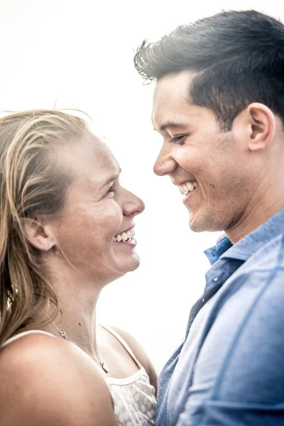 Hermosa pareja joven en la playa — Foto de Stock