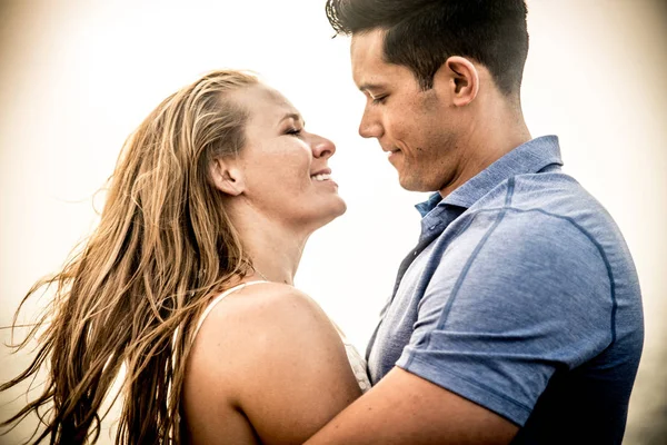 Belo jovem casal na praia — Fotografia de Stock