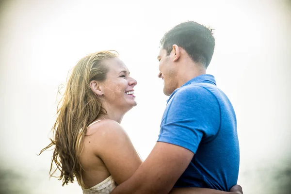 Belo jovem casal na praia — Fotografia de Stock