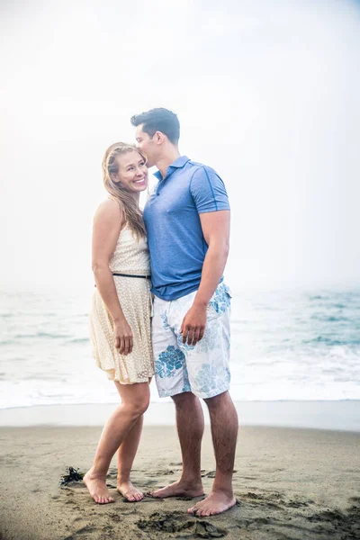 Krásný mladý pár na pláži — Stock fotografie