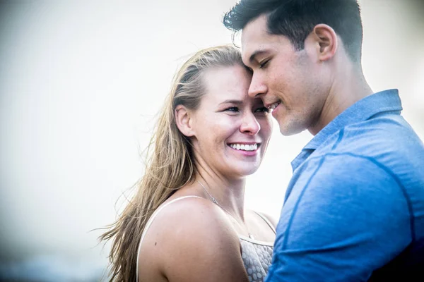 Belo jovem casal na praia — Fotografia de Stock