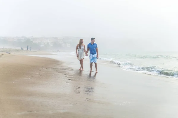 Красивая молодая пара на пляже — стоковое фото