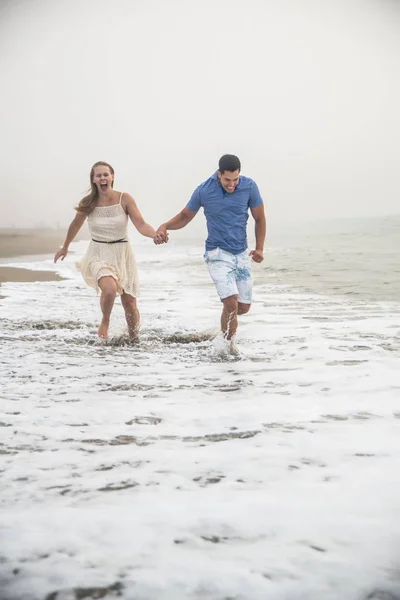 Gyönyörű fiatal pár a strandon — Stock Fotó