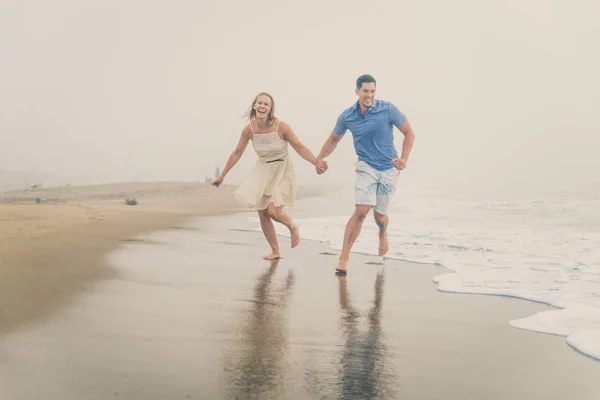 Gyönyörű fiatal pár a strandon — Stock Fotó