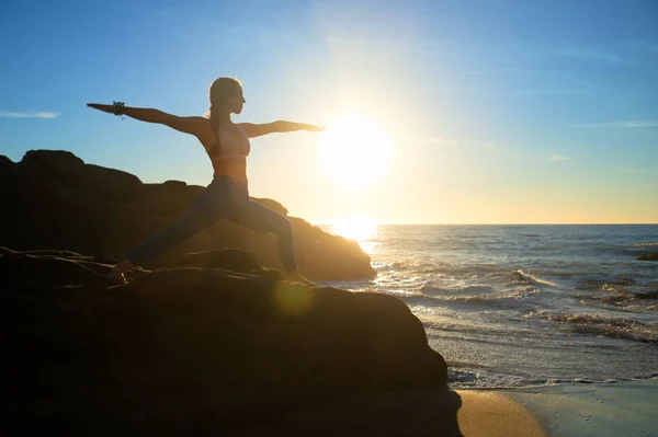 Kobieta praktykowania jogi na plaży — Zdjęcie stockowe