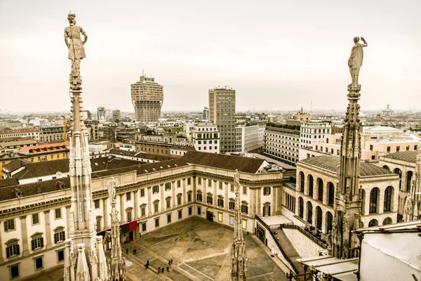 Milan, widok z lotu ptaka duomo z górnej części katedry — Zdjęcie stockowe