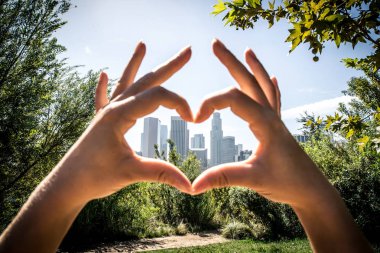 Kadın kalp çizim ile Los angeles şehir merkezinde, sanatsal kompozisyon