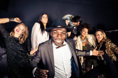 Partidekiler kulüpte kutlama yapıyor.