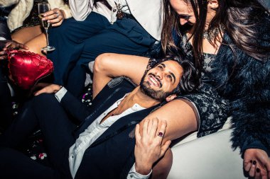 Partidekiler kulüpte kutlama yapıyor.