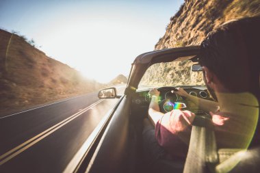 Los Angeles, santa monica Cabrio araba sürüş adam