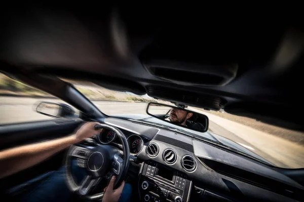 Az ember a sport autó vezetés — Stock Fotó